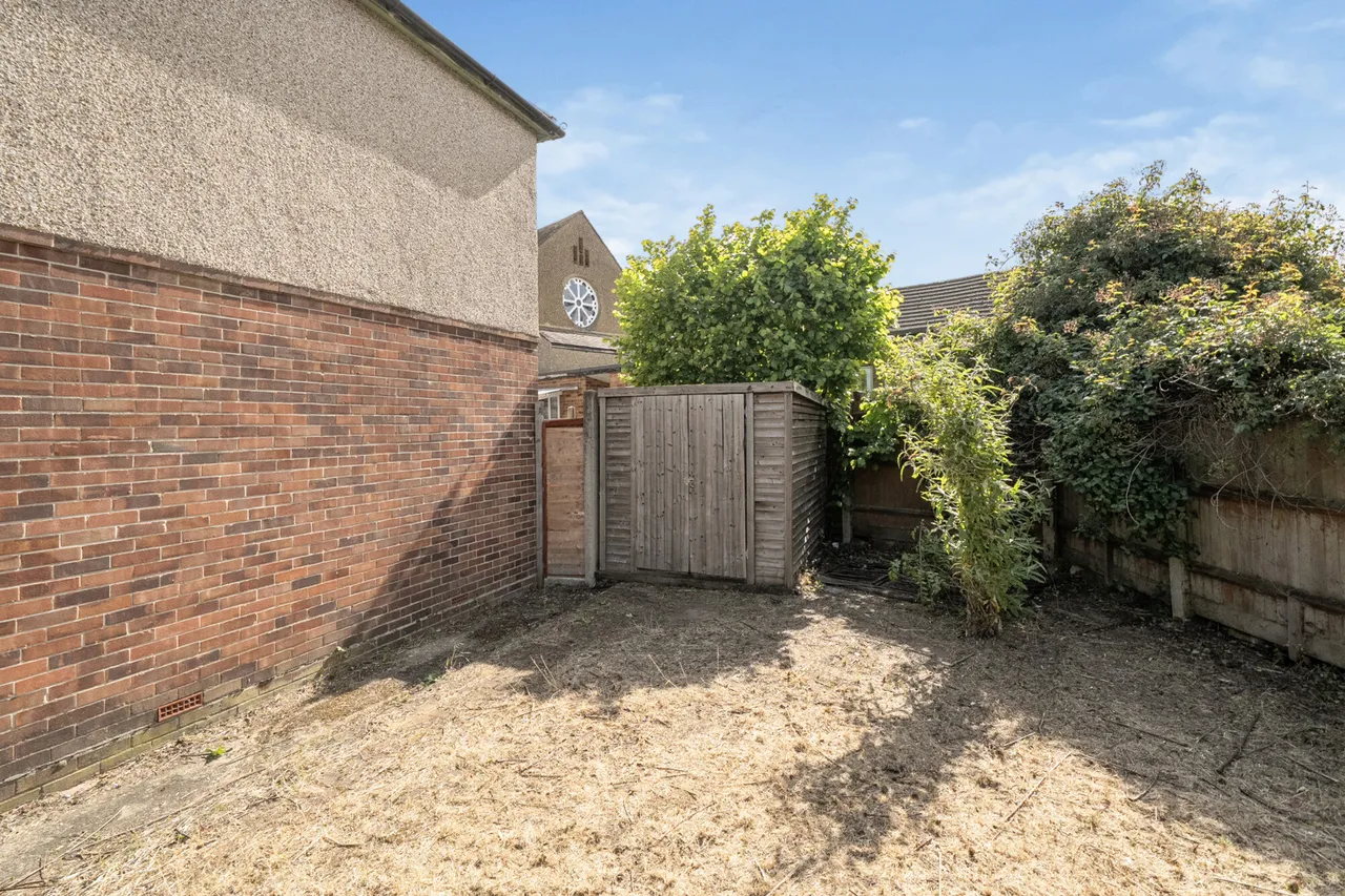 Spacious 2 Bedroom Maisonette with Private Garden & Parking, UB10, photo 10