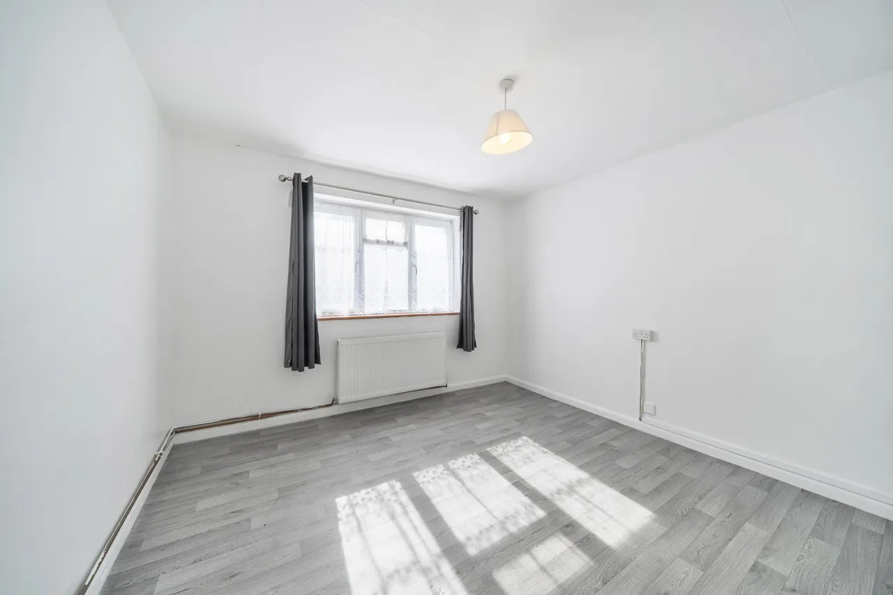 Spacious 2 Bedroom Maisonette with Private Garden & Parking, UB10, photo 12