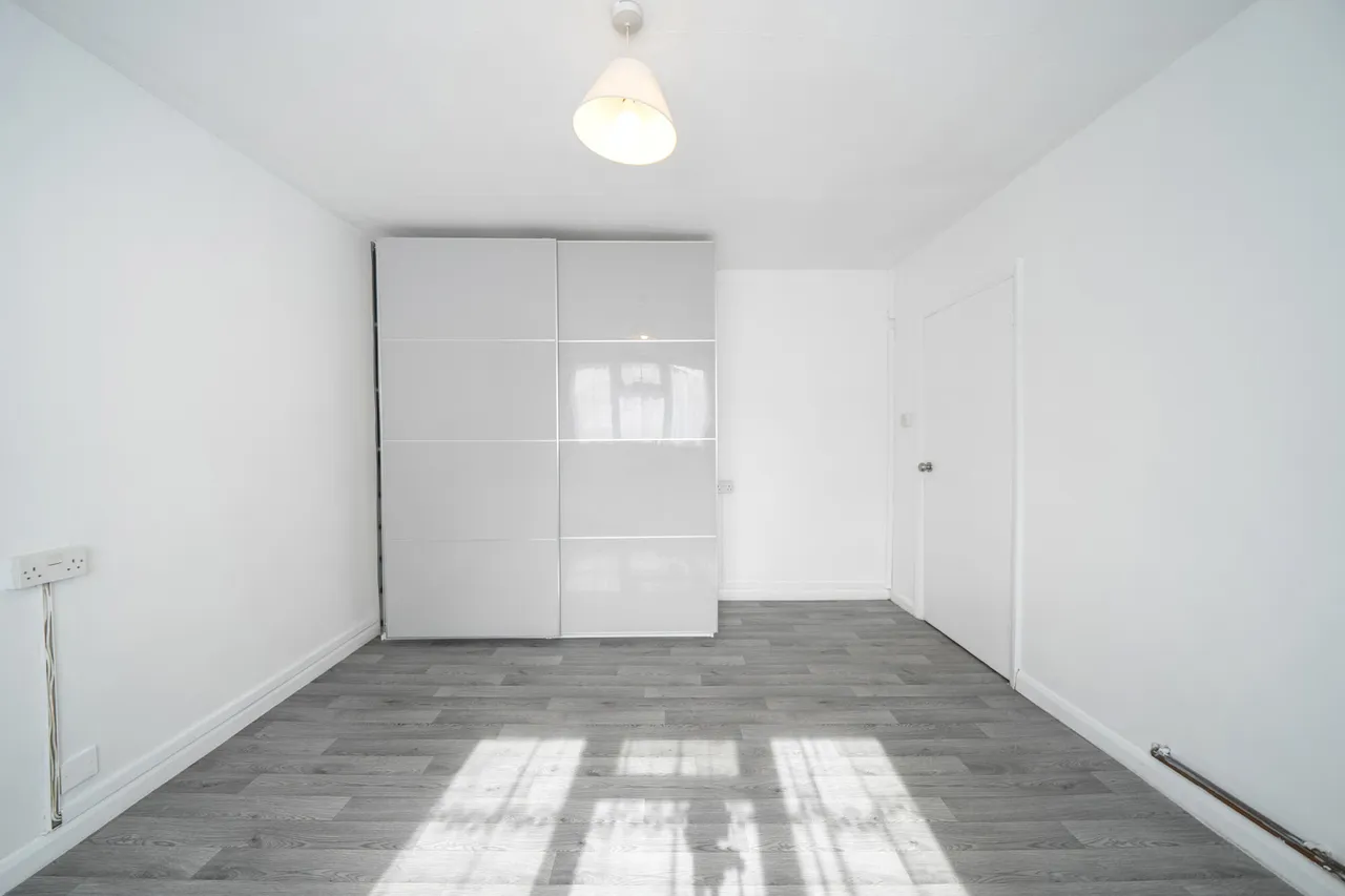 Spacious 2 Bedroom Maisonette with Private Garden & Parking, UB10, photo 15