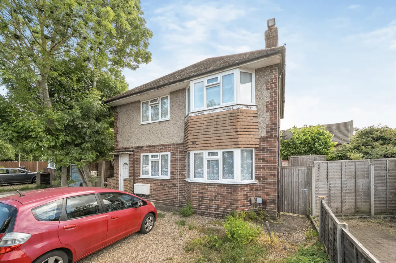 Spacious 2 Bedroom Maisonette with Private Garden & Parking, UB10, photo 16