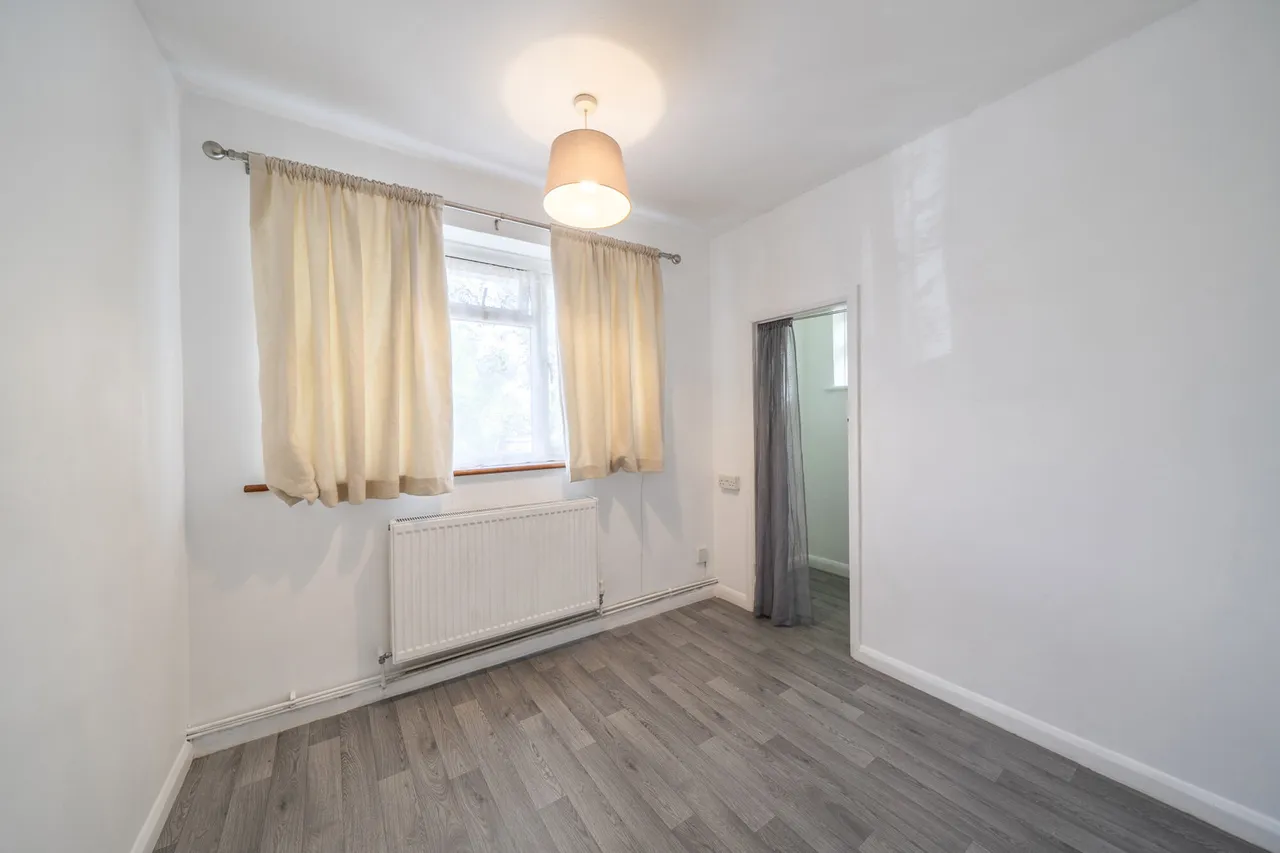 Spacious 2 Bedroom Maisonette with Private Garden & Parking, UB10, photo 11