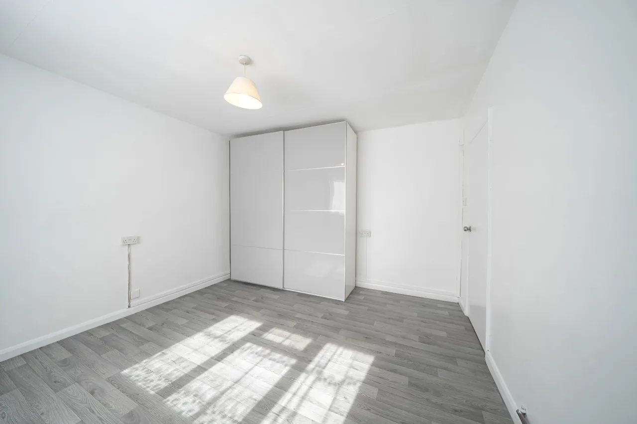 Spacious 2 Bedroom Maisonette with Private Garden & Parking, UB10, photo 7