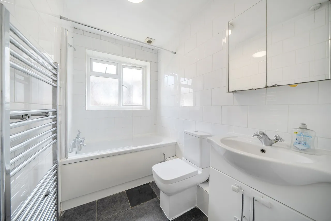 Spacious 2 Bedroom Maisonette with Private Garden & Parking, UB10, photo 5