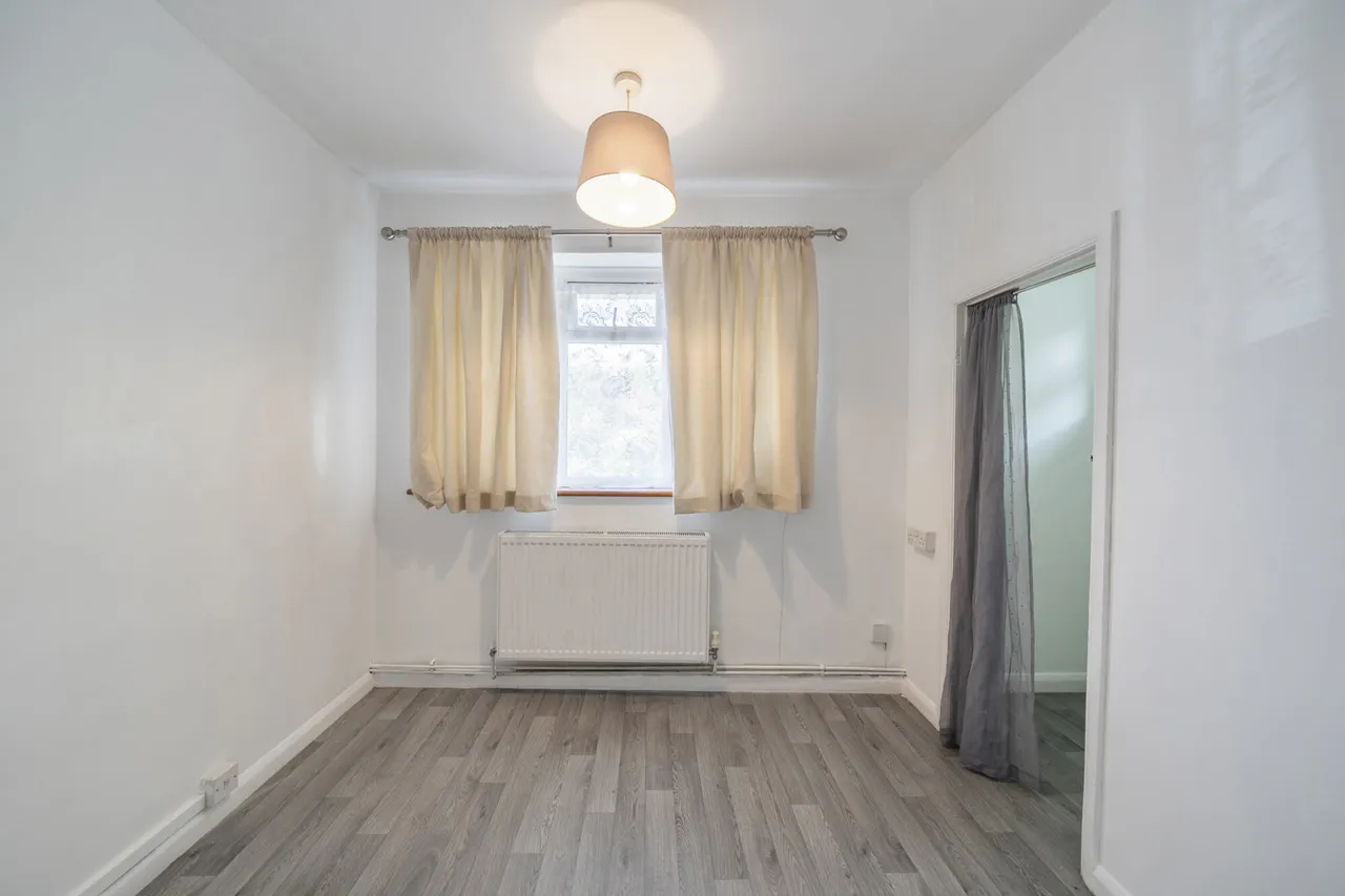 Spacious 2 Bedroom Maisonette with Private Garden & Parking, UB10, photo 13