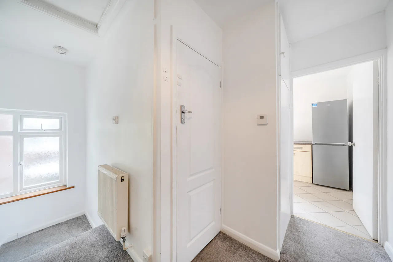 Spacious 2 Bedroom Maisonette with Private Garden & Parking, UB10, photo 8