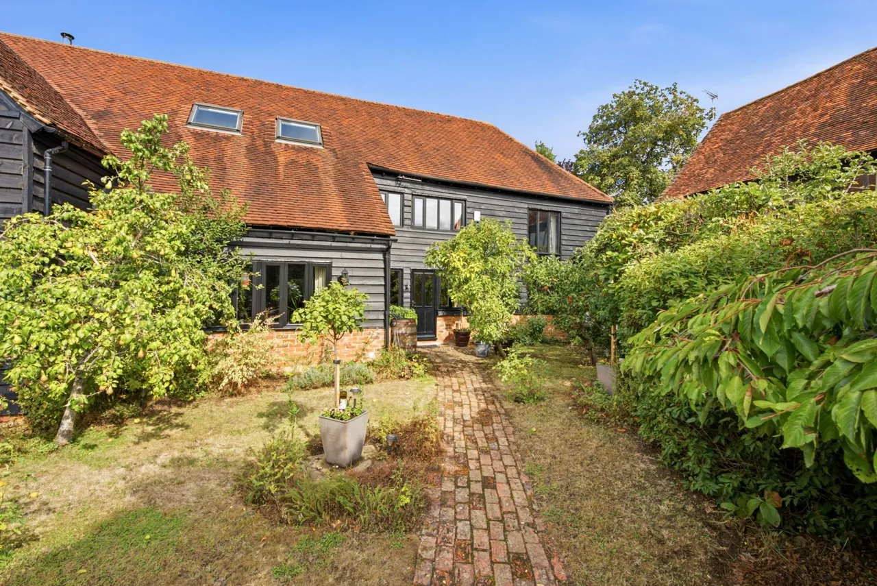 The Old Threshing Barn, Wingrave, photo 30