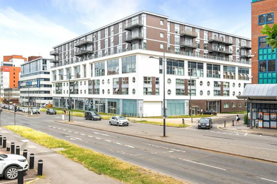 2 bed flat for sale, Paramount, Swindon, SN1