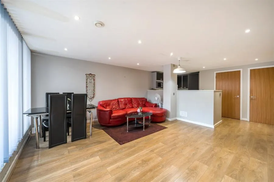 Paramount, Swindon, SN1, photo 3
