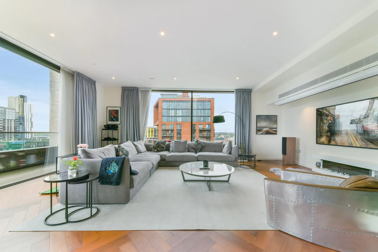 3 bed flat to rent, Embassy Gardens, London, SW11