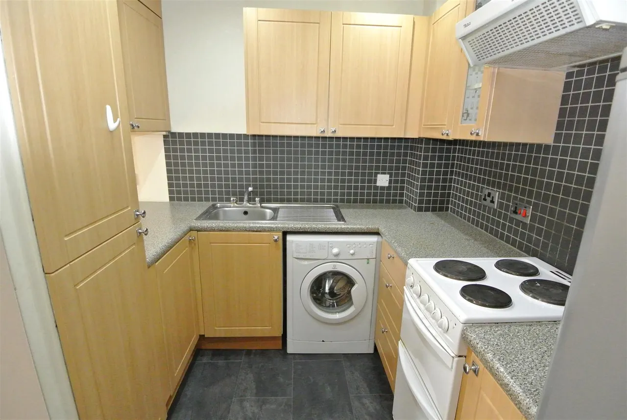Cornerside, Ashford, Surrey, TW15 1UY, photo 3