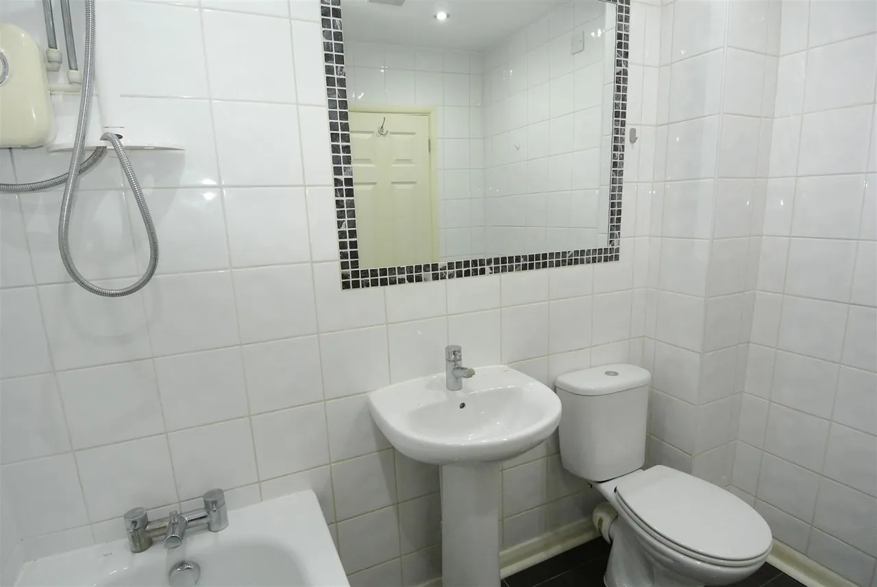 Cornerside, Ashford, Surrey, TW15 1UY, photo 11