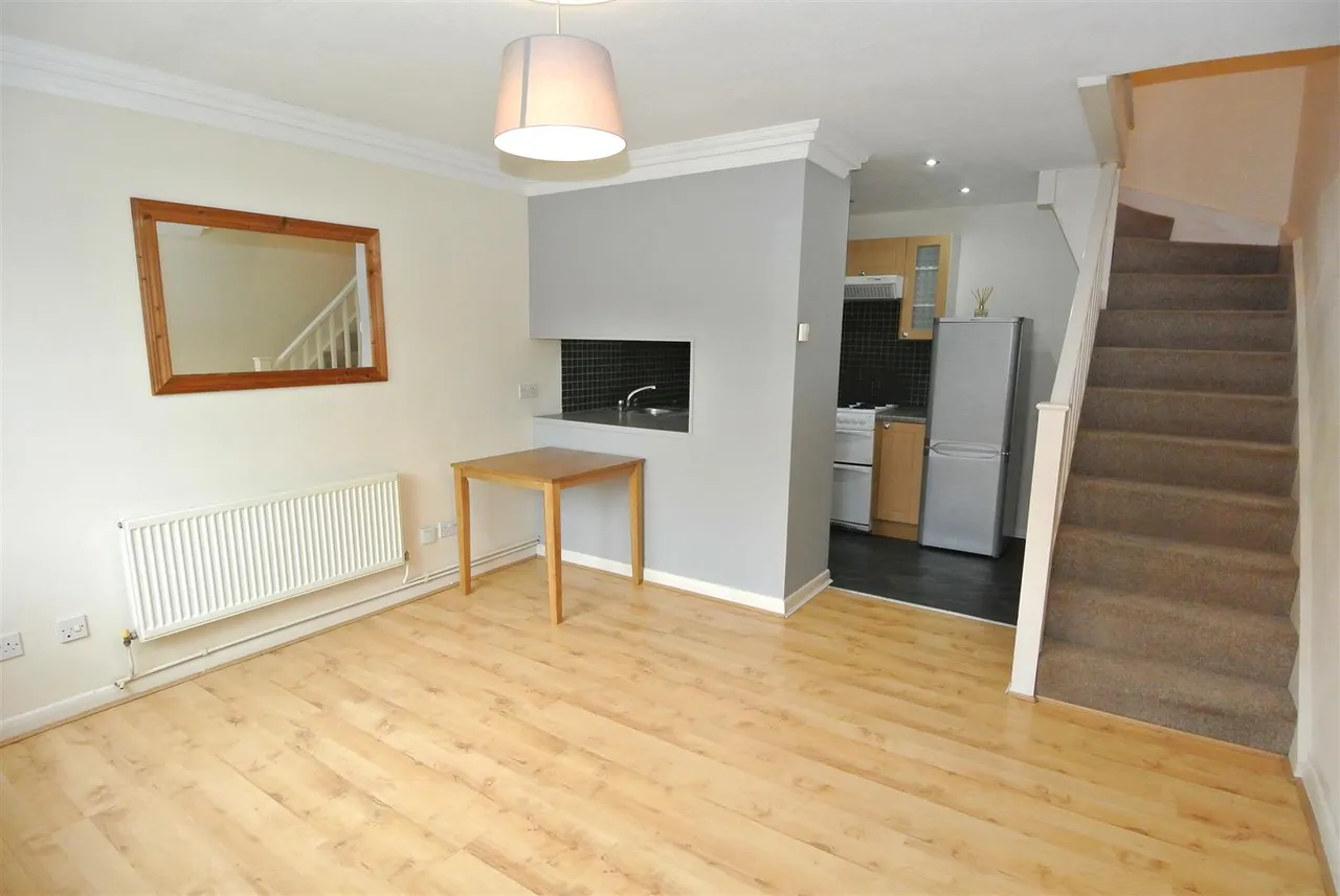 Cornerside, Ashford, Surrey, TW15 1UY, photo 2