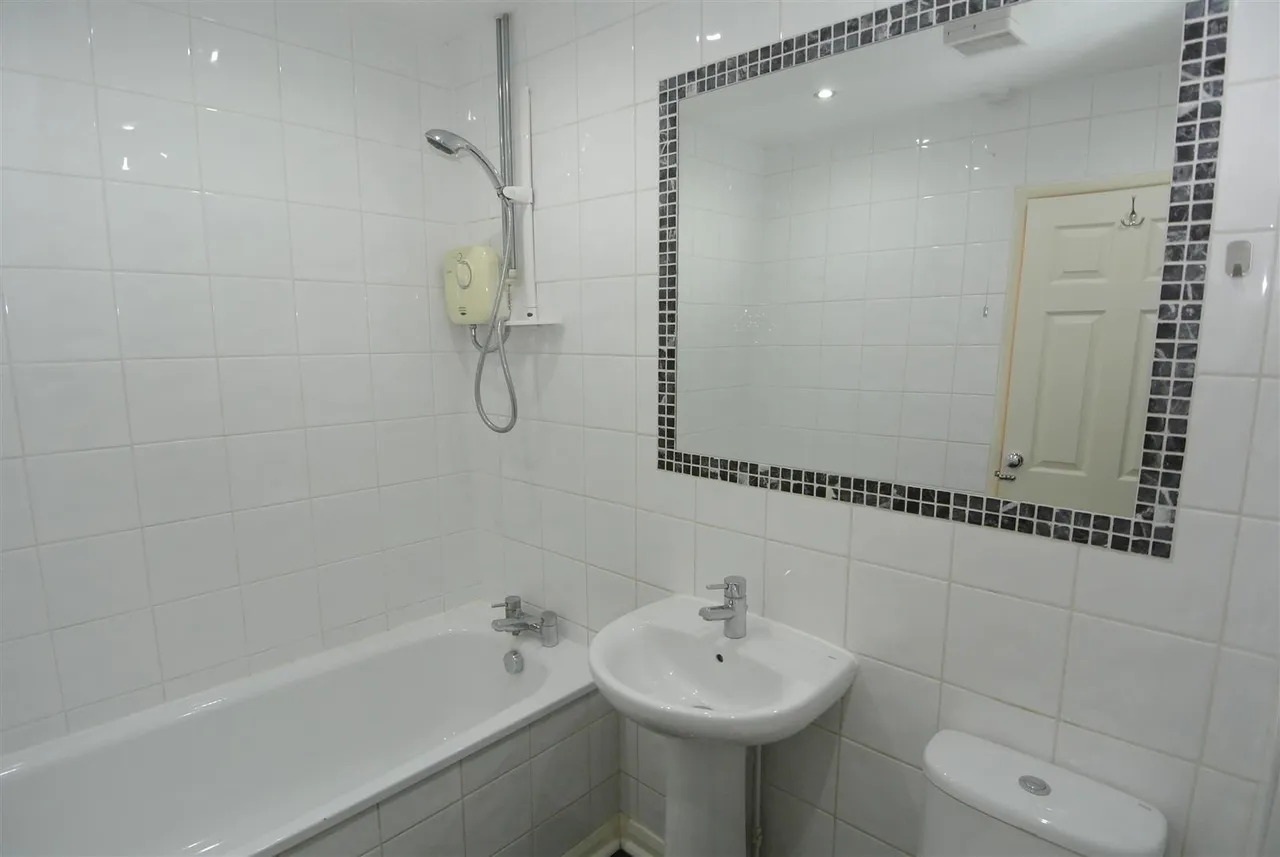 Cornerside, Ashford, Surrey, TW15 1UY, photo 10