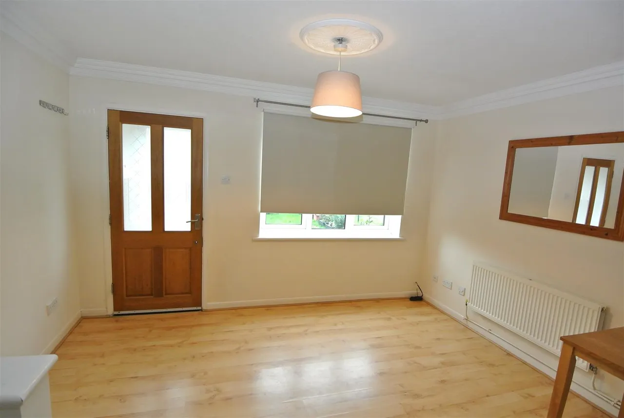 Cornerside, Ashford, Surrey, TW15 1UY, photo 5