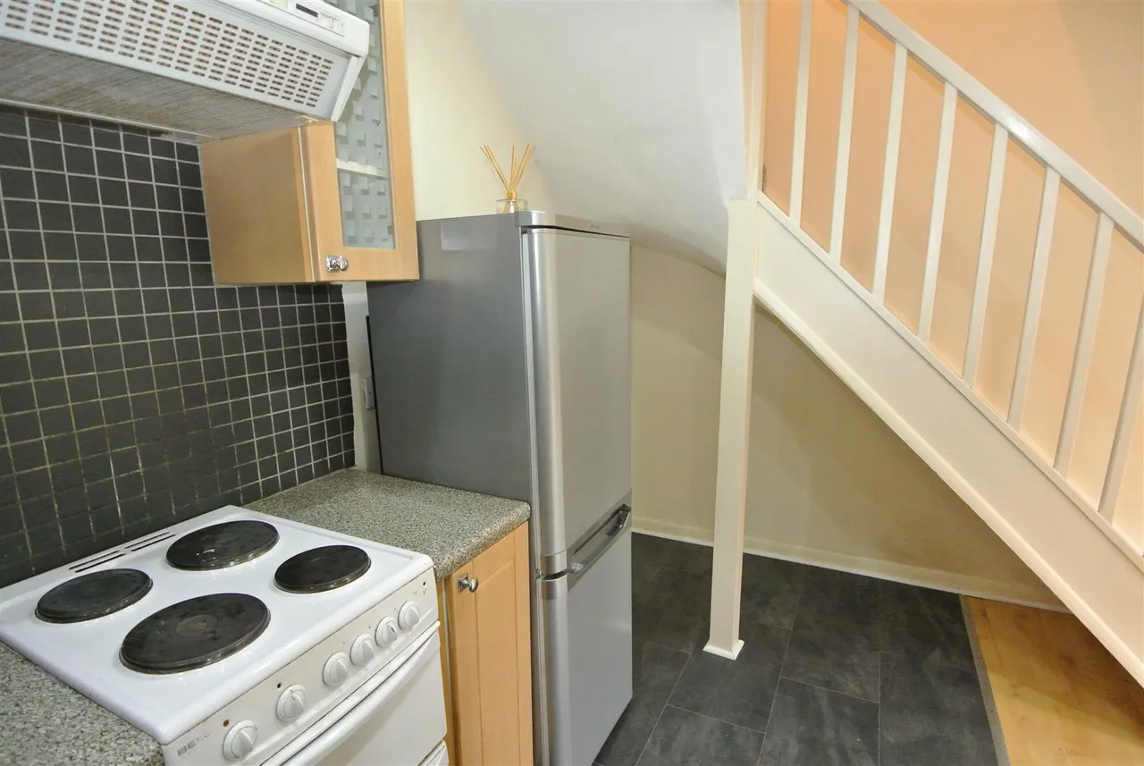 Cornerside, Ashford, Surrey, TW15 1UY, photo 6