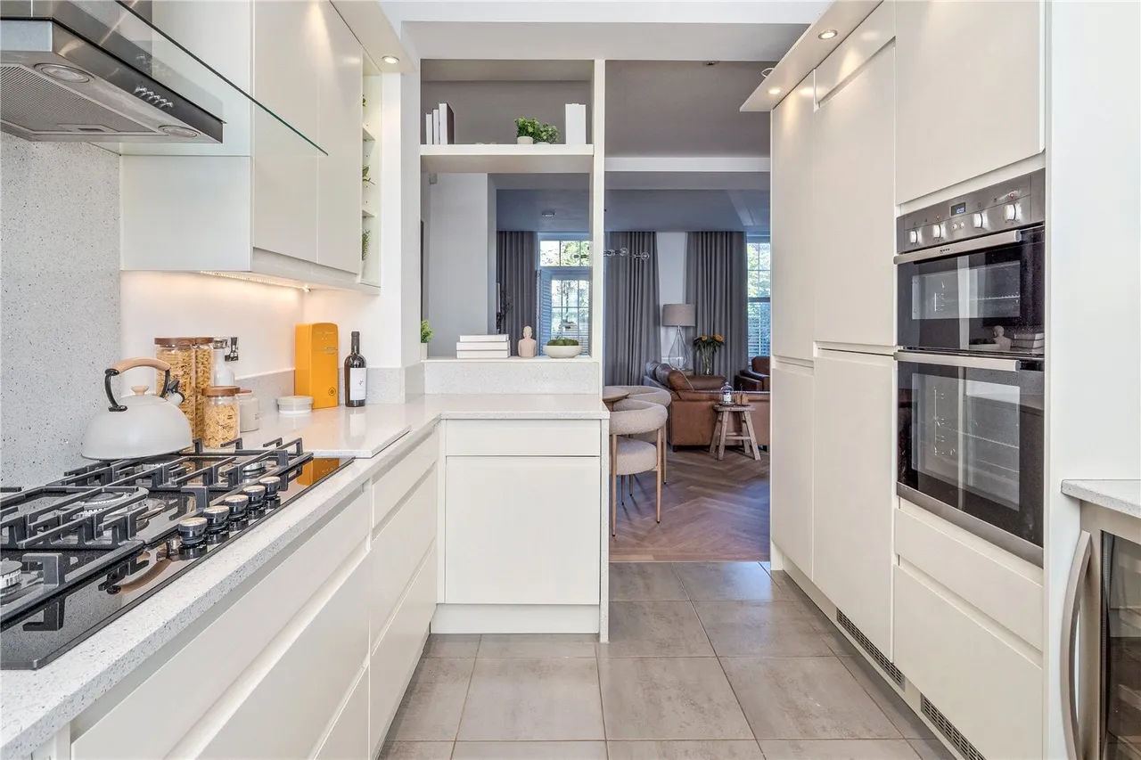 Bloomesbury Avenue, St James' Park, M20, photo 5