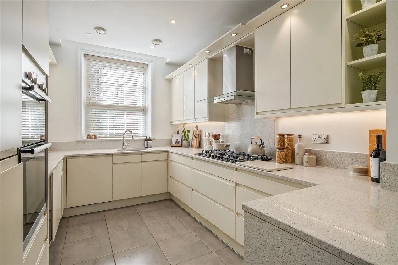 Bloomesbury Avenue, St James' Park, M20, photo 4