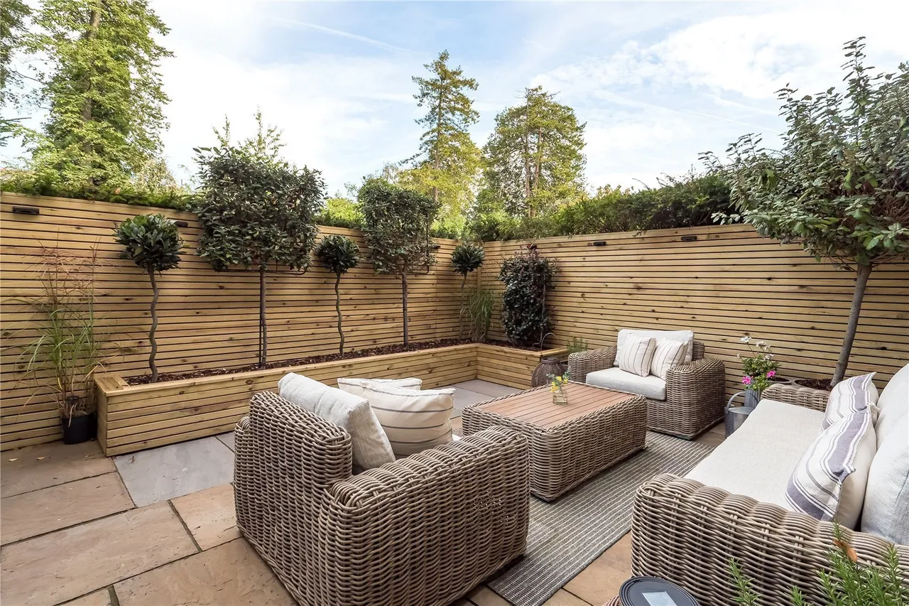 Bloomesbury Avenue, St James' Park, M20, photo 3