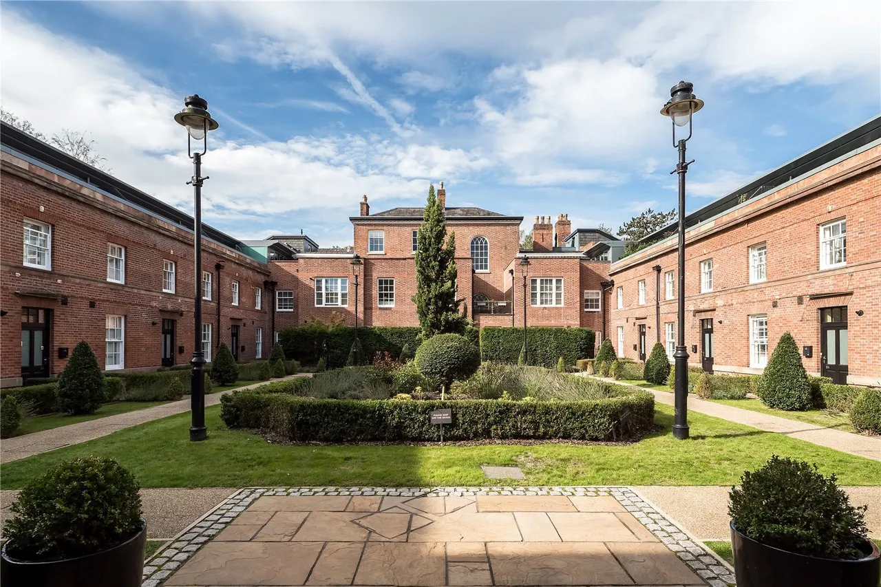 Bloomesbury Avenue, St James' Park, M20, photo 18