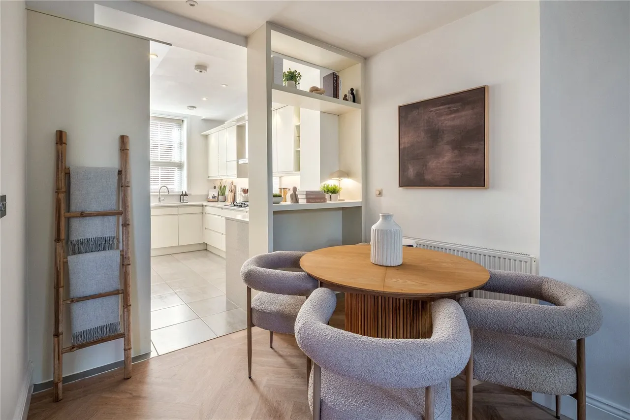 Bloomesbury Avenue, St James' Park, M20, photo 6