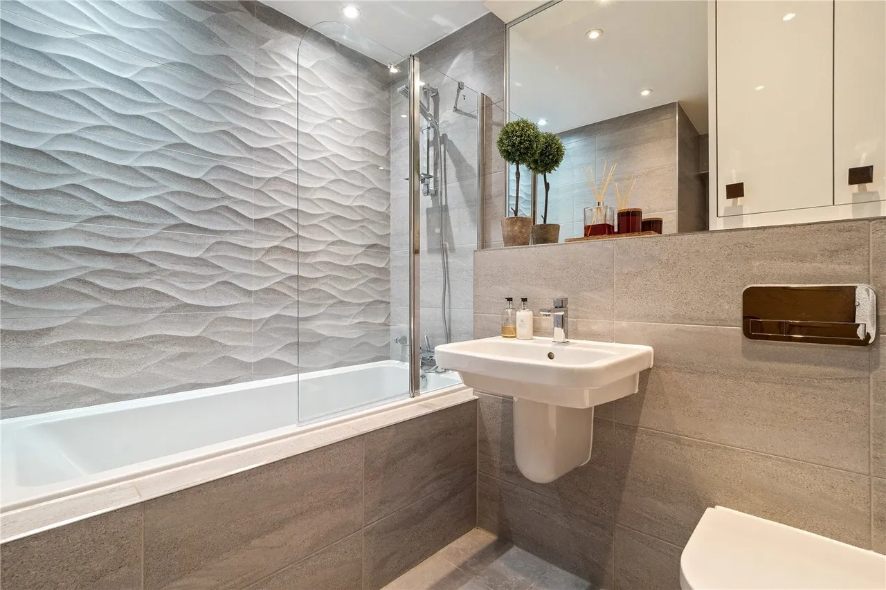 Bloomesbury Avenue, St James' Park, M20, photo 13