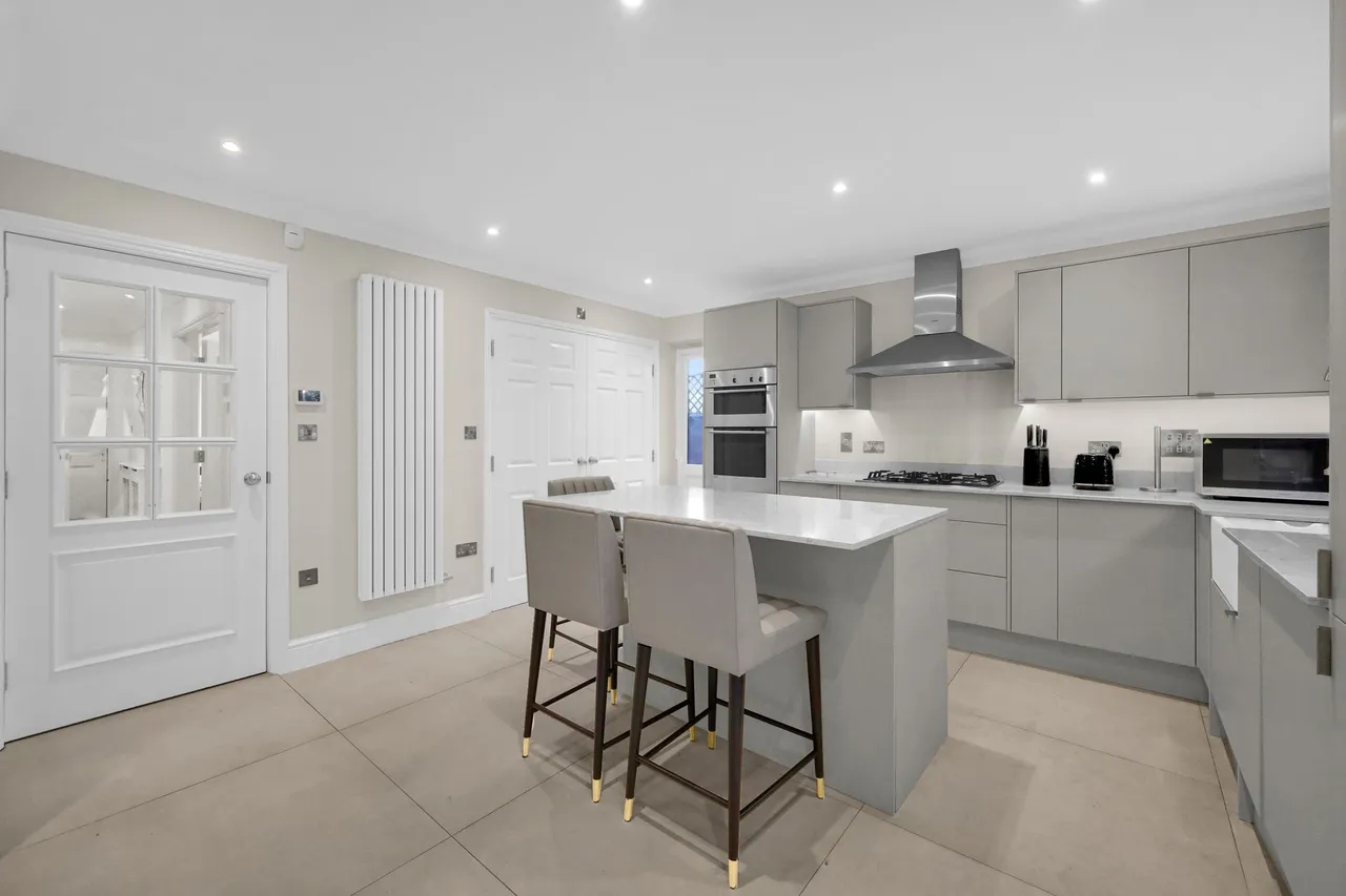 Cavendish Place, London, NW2, photo 2