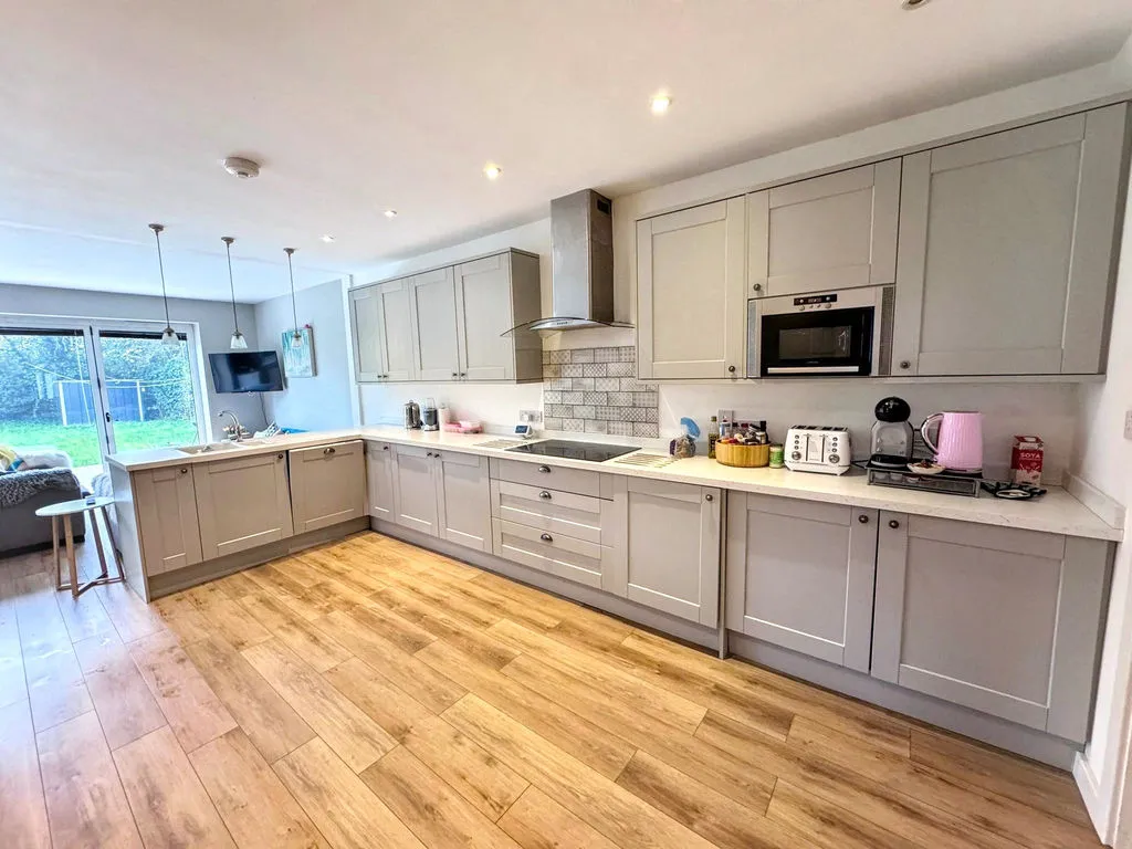 Wallis Road, Bournemouth BH10 4AG, photo 9
