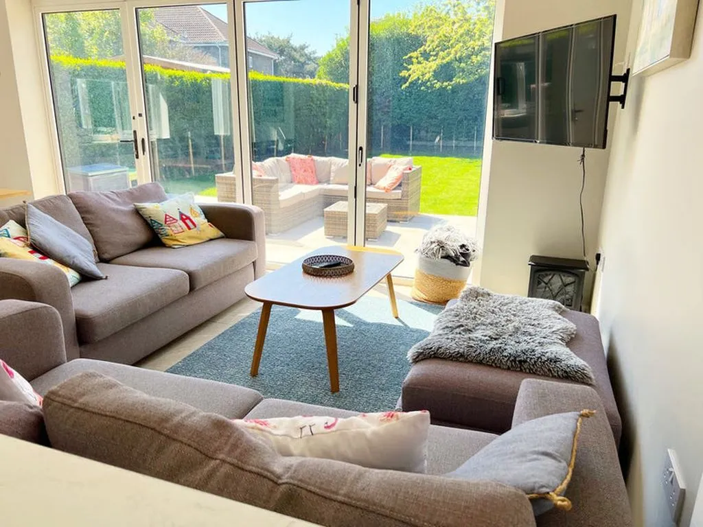 Wallis Road, Bournemouth BH10 4AG, photo 13
