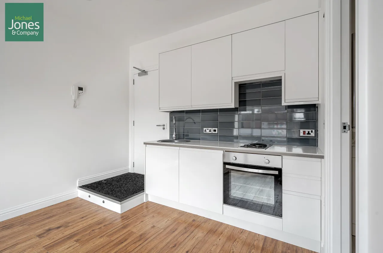New Broadway, Tarring, BN11, photo 2