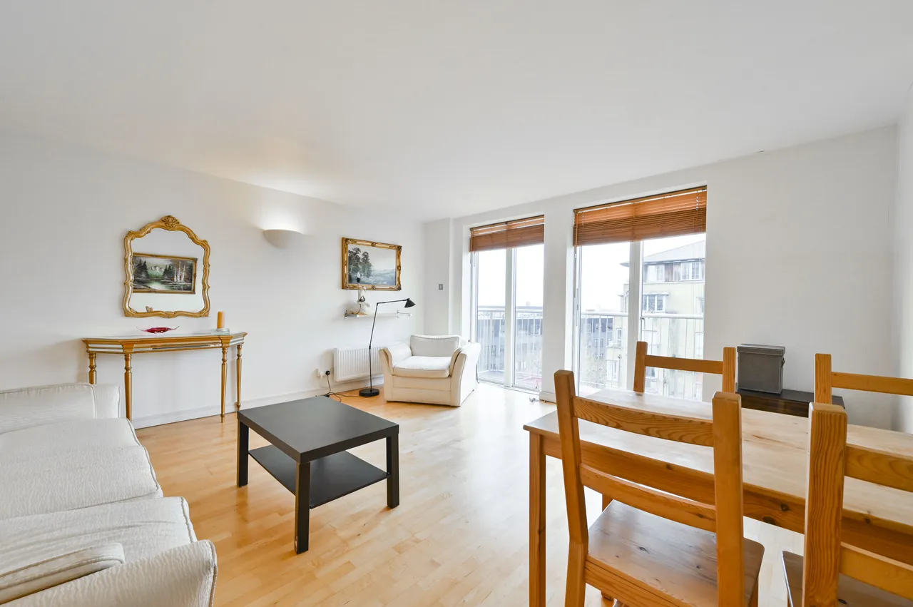 3 bed flat for sale — Flat 23, Willow Court, London
