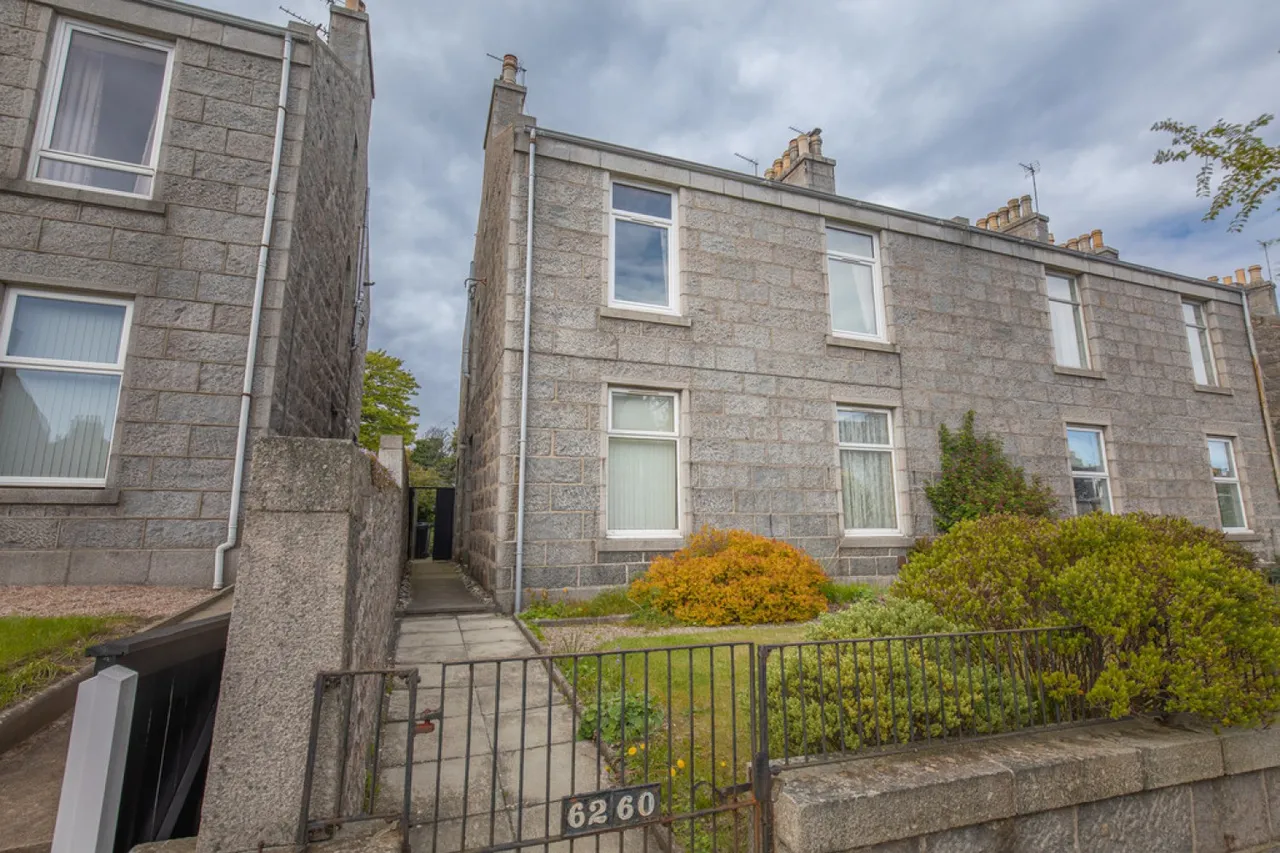 4 bed flat for sale — Irvine Place, Aberdeen