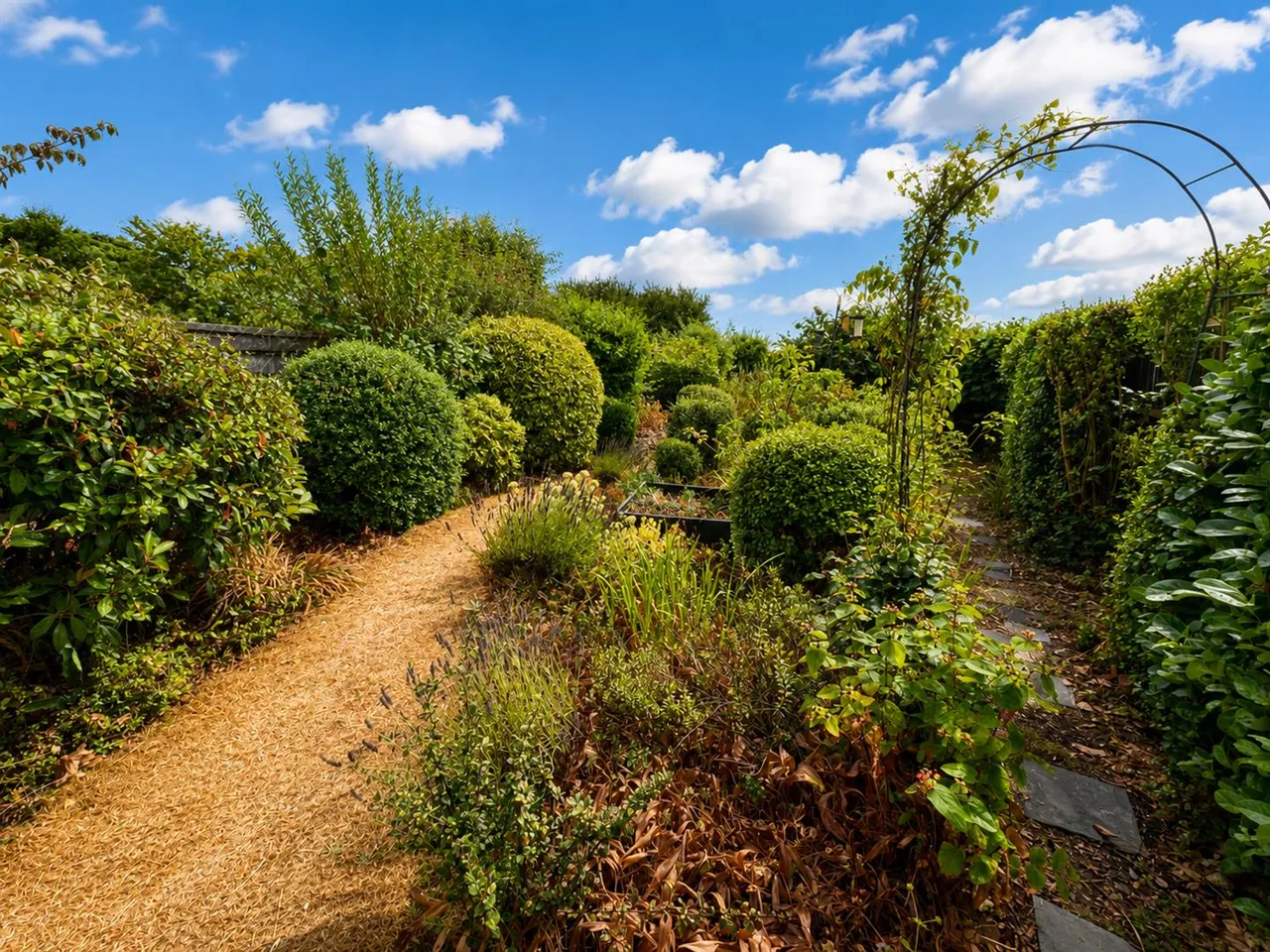 Hound Road, Netley Abbey, Southampton, photo 14