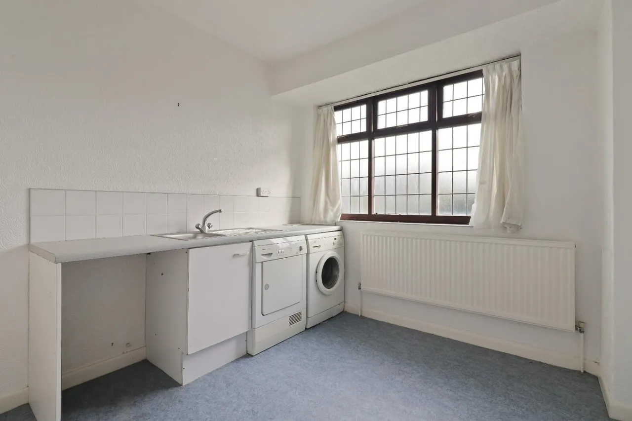 Backmoor Crescent, Sheffield, S8, photo 18