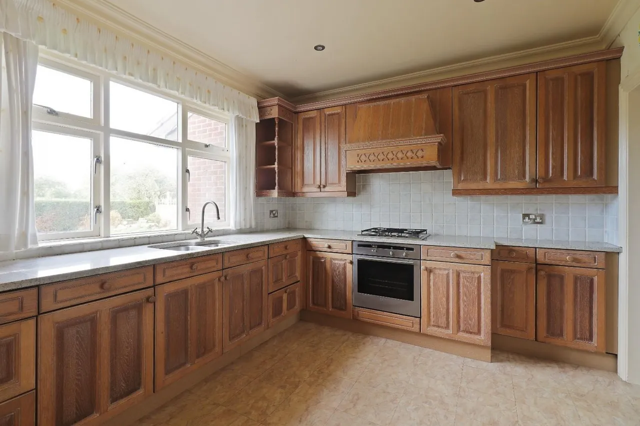 Backmoor Crescent, Sheffield, S8, photo 12