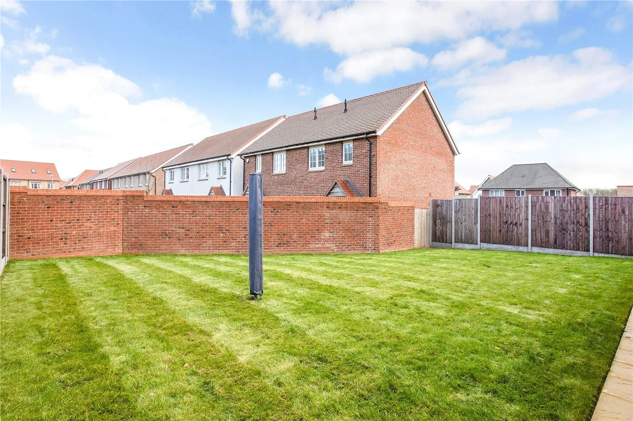 Kestrel Grove, Caddington, LU1, photo 25