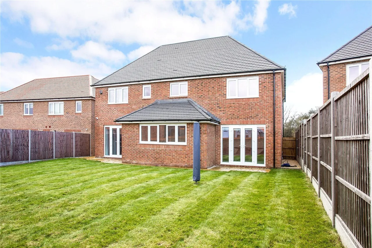 Kestrel Grove, Caddington, LU1, photo 27
