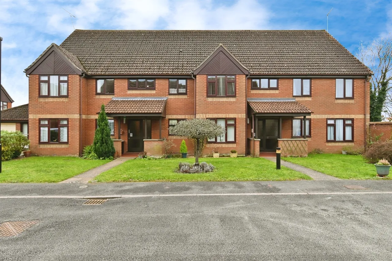 2 bed flat for sale — Parkside Court, Diss