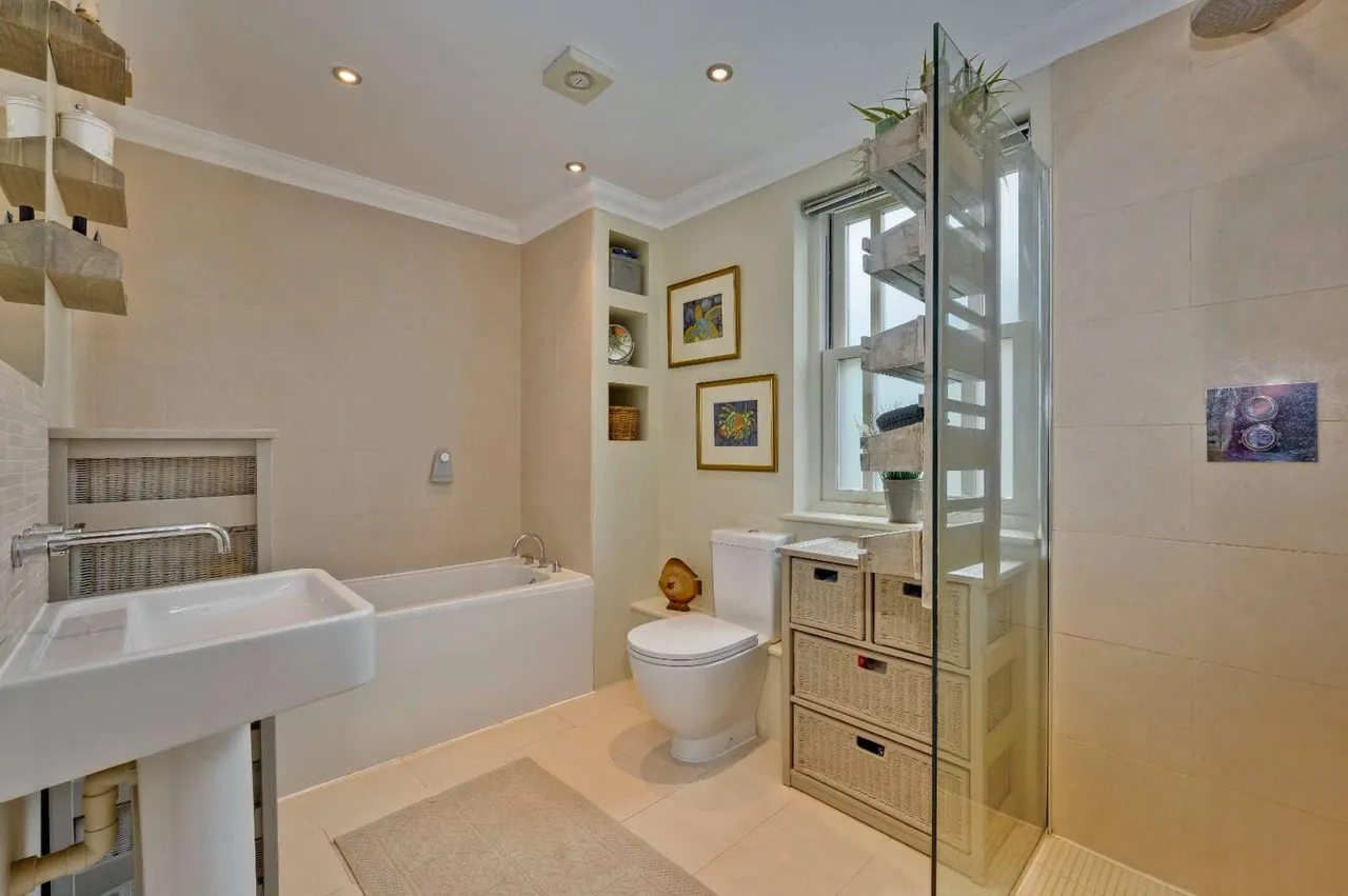 Vine Road, East Molesey, Surrey, KT8 9LF, photo 9