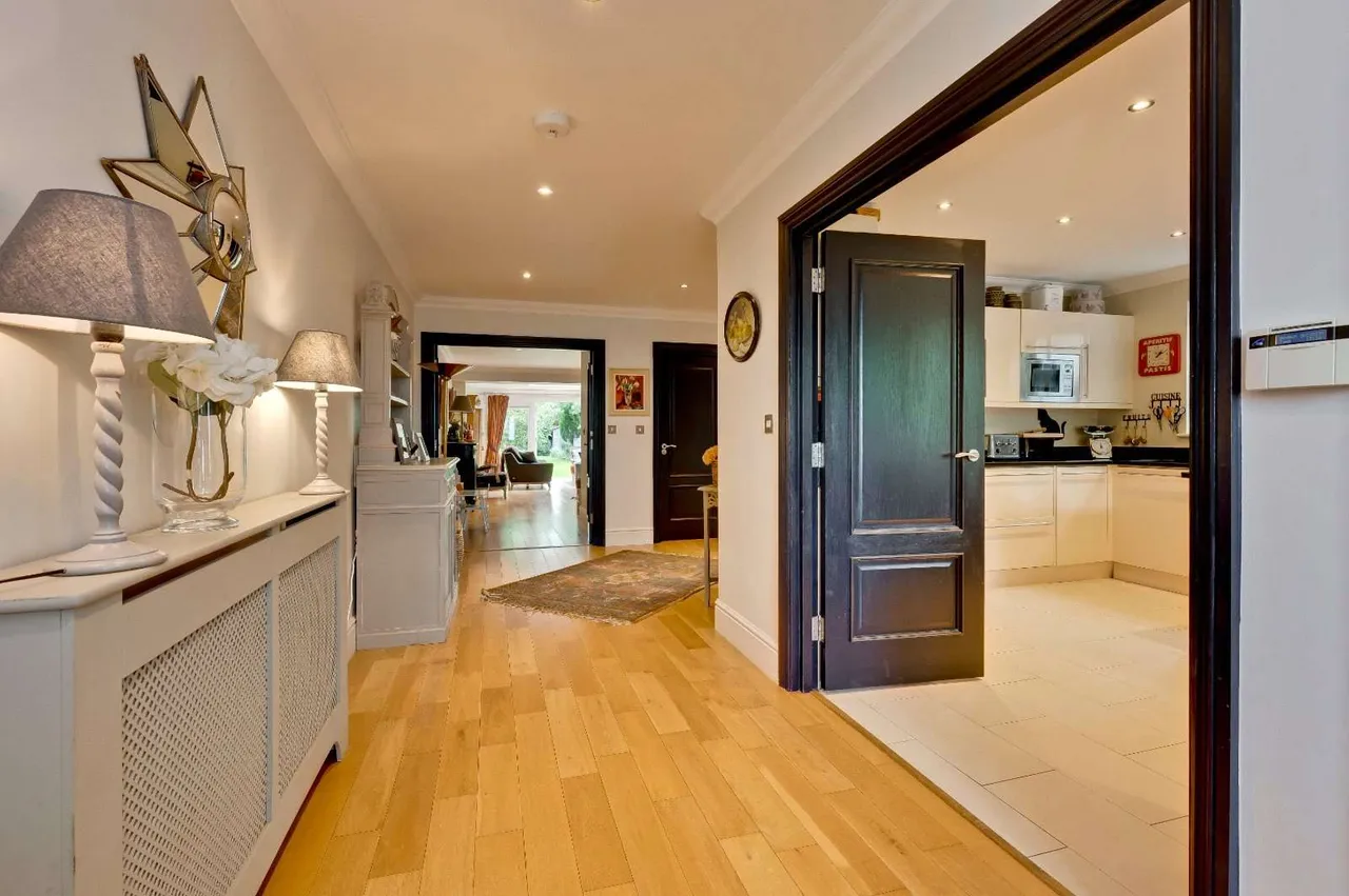 Vine Road, East Molesey, Surrey, KT8 9LF, photo 2