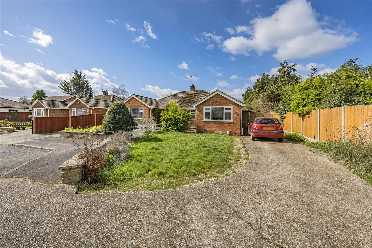 2 bed house for sale — St. Johns Drive, Windsor, Berkshire, SL4 3RA