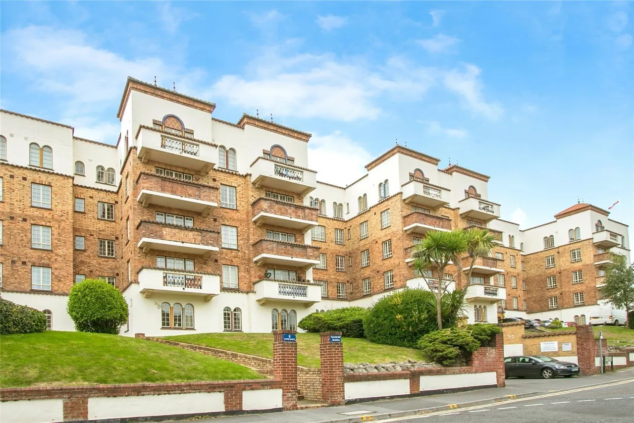 2 bed flat for sale, Sea Road, Boscombe, BH5