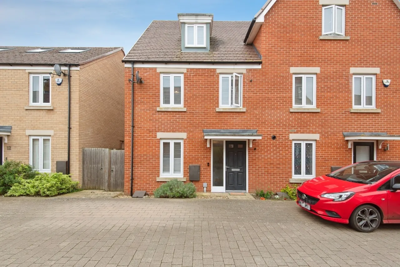4 bed house for sale — Gilbert Avenue, Biggleswade, Bedfordshire, SG18