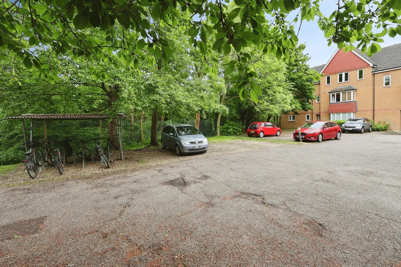 Redoubt Close, Hitchin, SG4, photo 35