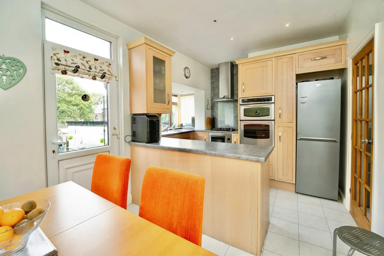 Holly Park Drive, Bradford, BD7, photo 3