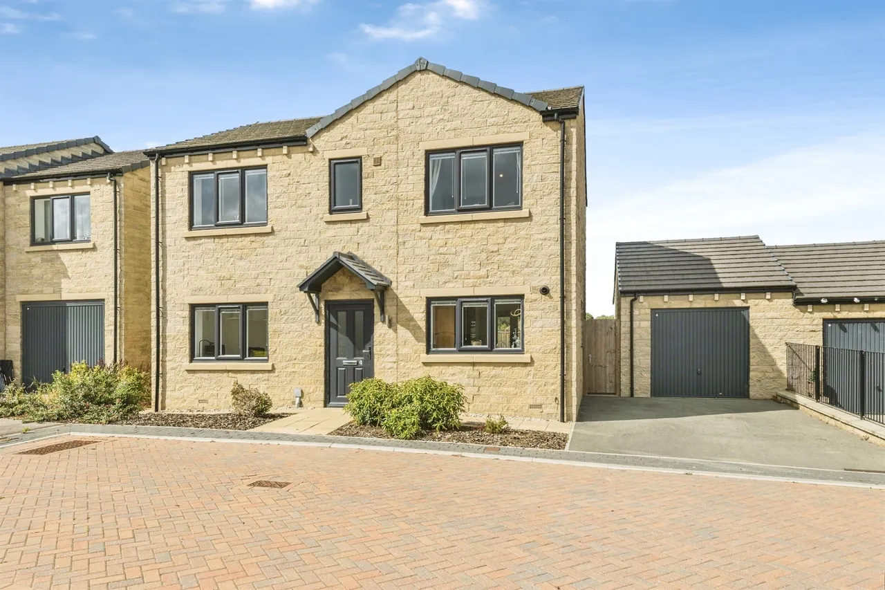 4 bed house for sale — Egerton Close, Brighouse