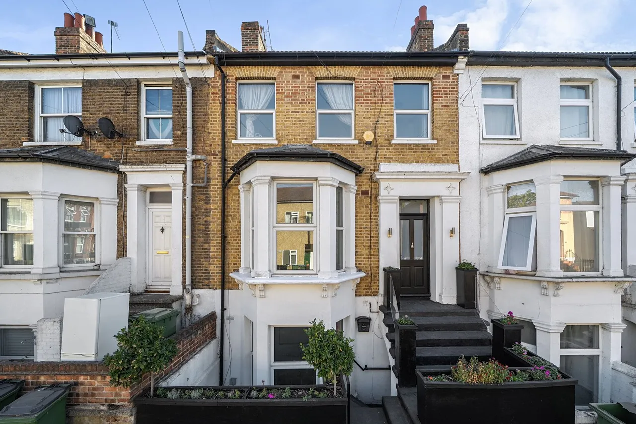 4 bed house for sale — Elmdene Road, SE18