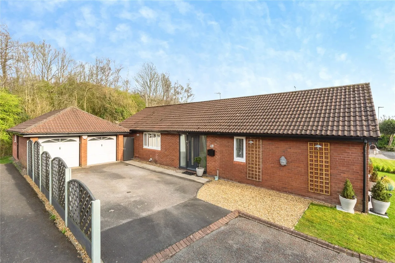 3 bed house for sale — Hamsterley Close, Birchwood, Warrington, Cheshire, WA3