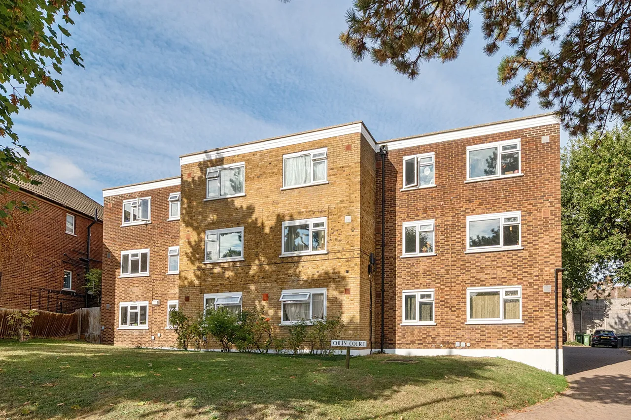 2 bed flat for sale, Ravensbourne Park Crescent, London, SE6