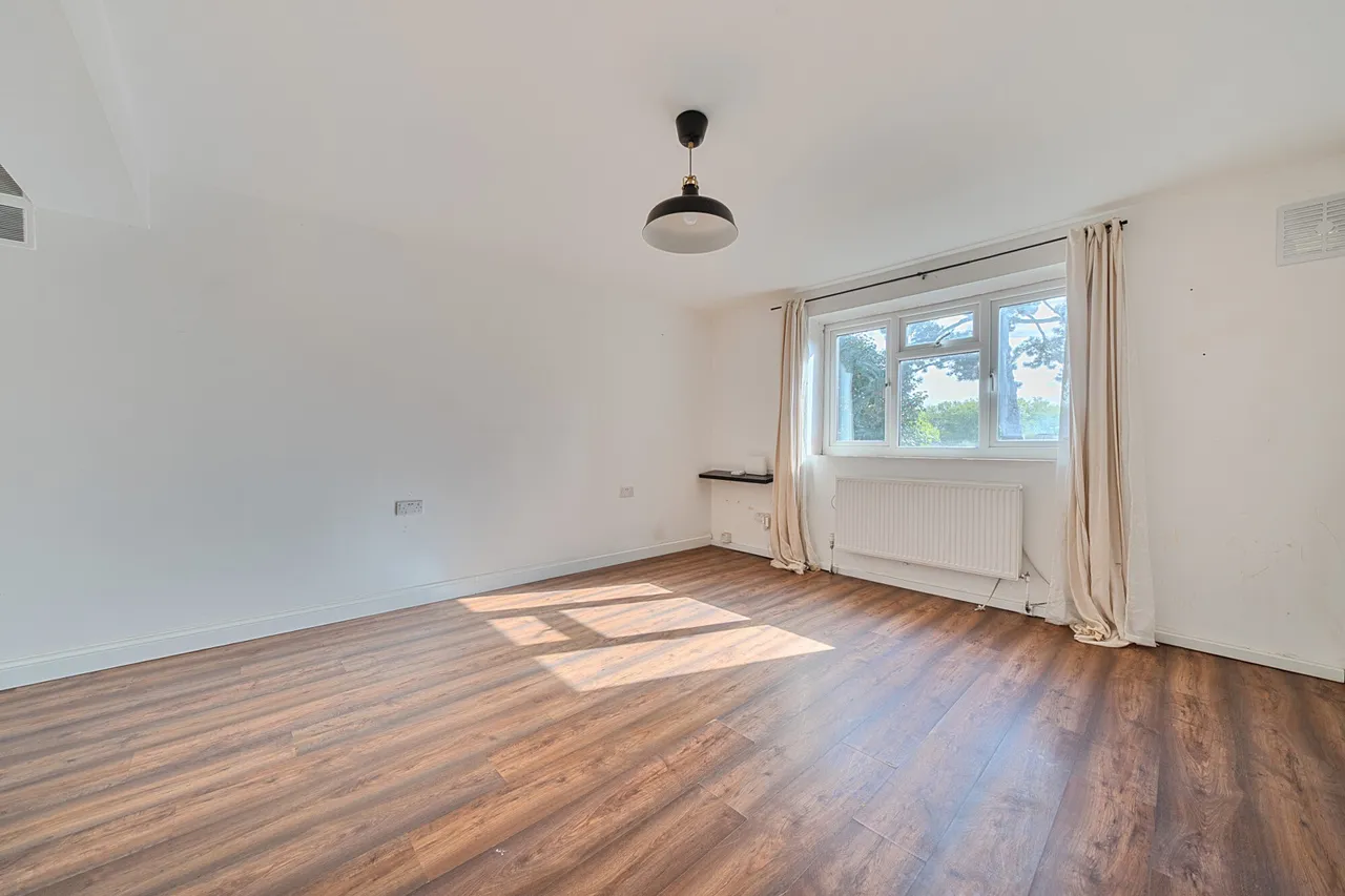 Ravensbourne Park Crescent, London, SE6, photo 2