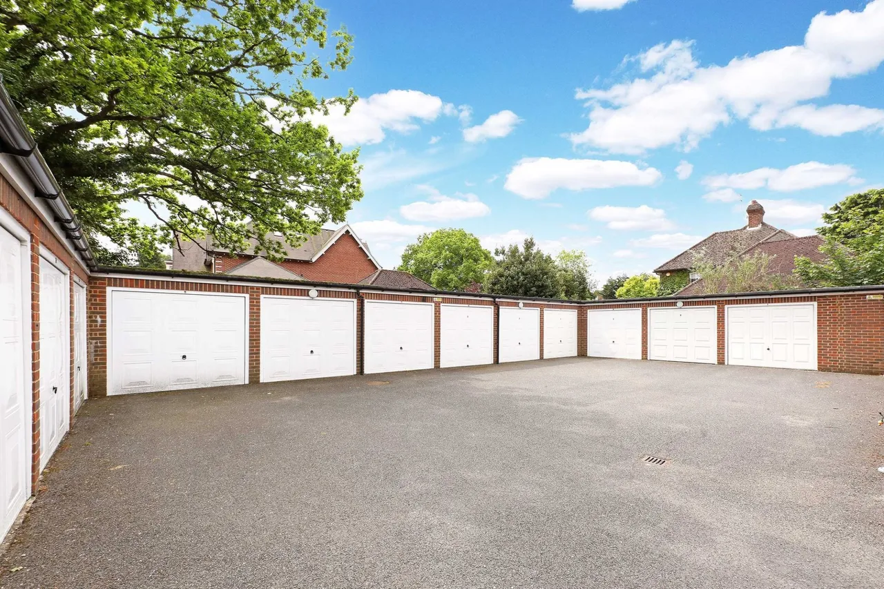 Grove Road, Craigleith, HP9, photo 14